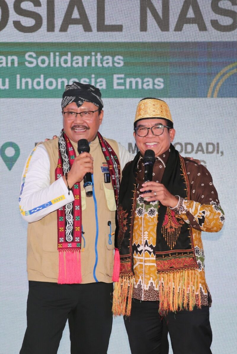 Pj Gubernur Lampung, Samsudin (Kanan) bersama Menteri Sosial, Saifullah Yusif (Kiri) dalam acara Hari Kesetiakawanan Sosial Nasional (HKSN) 2024 di Pringsewu, Jumat (20/12), Foto: Diskominfotik Provinsi Lampung.