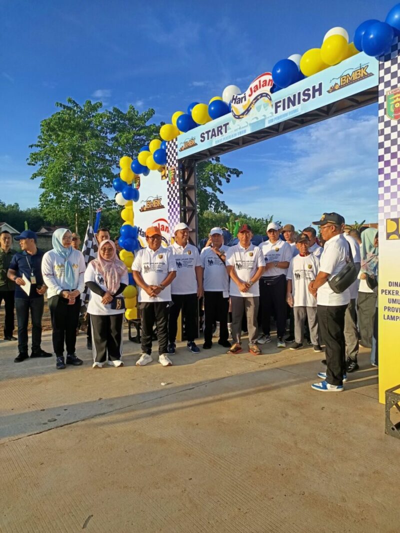 Pj Gubernur Lampung, Samsudin di Kegiatan Jalan Sehat dan Tanam Pohon yang diselenggarakan Dinas BMBK dalam Rangka Hari Jalan 2024, Jumat (20/12), Foto: Diskominfotik Provinsi Lampung.