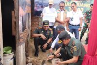 SRM Keuangan Komunikasi dan Umum PLN UID Lampung Rio Widya Nugraha bersama Danrem 043 Garuda Hitam Brigjen TNI Rikas Hidayatullah, S.E., M.M Melaksanakan Peletakan Batu Pertama Penyaluran Program Bedah Rumah YBM dirumah Penerima Manfaat Tri Wahyudi di kecamatan Sukarame. (Netizenku)