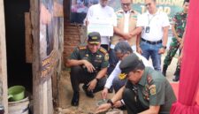 SRM Keuangan Komunikasi dan Umum PLN UID Lampung Rio Widya Nugraha bersama Danrem 043 Garuda Hitam Brigjen TNI Rikas Hidayatullah, S.E., M.M Melaksanakan Peletakan Batu Pertama Penyaluran Program Bedah Rumah YBM dirumah Penerima Manfaat Tri Wahyudi di kecamatan Sukarame. (Netizenku)