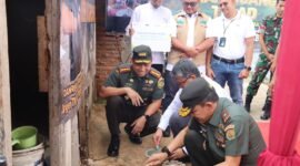 SRM Keuangan Komunikasi dan Umum PLN UID Lampung Rio Widya Nugraha bersama Danrem 043 Garuda Hitam Brigjen TNI Rikas Hidayatullah, S.E., M.M Melaksanakan Peletakan Batu Pertama Penyaluran Program Bedah Rumah YBM dirumah Penerima Manfaat Tri Wahyudi di kecamatan Sukarame. (Netizenku)