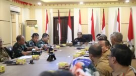 Pj. Gubernur Samsudin dalam Rakor Penuntasan Pengelolaan Sampah Kabupaten/Kota Se-Provinsi Lampung, Selasa (31/12), Foto: Diskominfotik Provinsi Lampung.