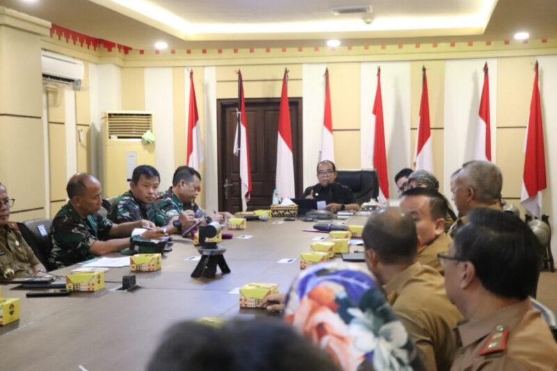 Pj. Gubernur Samsudin dalam Rakor Penuntasan Pengelolaan Sampah Kabupaten/Kota Se-Provinsi Lampung, Selasa (31/12), Foto: Diskominfotik Provinsi Lampung.