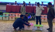 Ketua KPU Pesawaran Fery Ikhsan menyaksikan langsung pembukaan kotak suara dalam Rapat Pleno Tingkat Kabupaten di Ball Room Swissbel Hotel, Bandar Lampung, Selasa (03/12/2024).