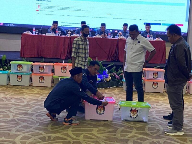 Ketua KPU Pesawaran Fery Ikhsan menyaksikan langsung pembukaan kotak suara dalam Rapat Pleno Tingkat Kabupaten di Ball Room Swissbel Hotel, Bandar Lampung, Selasa (03/12/2024).