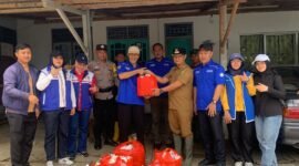 Wakil Sekretaris DPW PAN Lampung, Firman Seponada menyerahkan secara simbolis bantuan 175 bungkus nasi padang untuk dibagikan kepada warga Kelurahan Gedung Pakuon. Bantuan makan siang itu diterima Lurah Kelurahan Gedung Supian, S.Sos. Selasa (21/01/2025).