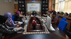 Pj Gubernur Lampung, Samsudin bersama Pegawai BPKAD Provinsi Lampung, Kamis (9/1), Foto: Diskominfotik Provinsi Lampung.