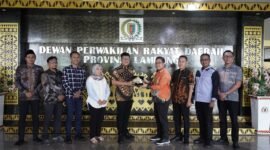 KPU Provinsi Lampung Menyerahkan Surat Keputusan Penetapan Gubernur dan Wakil Gubernur 2025-2023 di Gedung DPRD Provinsi Lampung, Jumat (10/1), Foto: Istimewa.