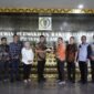 KPU Provinsi Lampung Menyerahkan Surat Keputusan Penetapan Gubernur dan Wakil Gubernur 2025-2023 di Gedung DPRD Provinsi Lampung, Jumat (10/1), Foto: Istimewa.