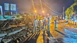 Ambruk, belasan meter tembok pondasi Ruang Terbuka Hijau (RTH) Kotaagung, Tanggamus yang baru selesai dibangun dan akan diresmikan Senin (13/1/2025) mendatang, tiba-tiba ambrol. (Foto: Arj/Netizenku)