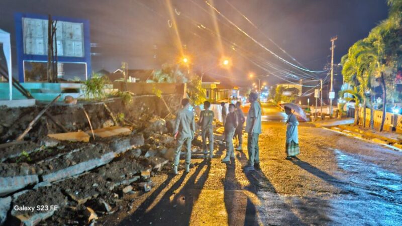 Ambruk, belasan meter tembok pondasi Ruang Terbuka Hijau (RTH) Kotaagung, Tanggamus yang baru selesai dibangun dan akan diresmikan Senin (13/1/2025) mendatang, tiba-tiba ambrol. (Foto: Arj/Netizenku)