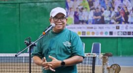 Pj. Gubernur Lampung, Samsudin dalam Tournament Anniversary 1 Tahun Yay Tennis, di Lapangan Tennis Indoor Komplek Kantor Gubernur, Jumat (10/01), Foto: Diskominfotik Provinsi Lampung.