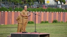 Staf Ahli Gubernur Lampung Bidang Pemerintahan, Hukum dan Politik Ganjar Jationo, menjadi Pembina Apel Mingguan di Lingkungan Sekretariat Daerah Provinsi Lampung, di Lapangan Korpri, Senin (13/01), Foto: Diskominfotik Provinsi Lampung.