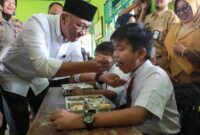 Rahmat Mirzani Djausal saat Meninjau Pelaksanaan Program MBG di berbagai sekolah Kota Metro, Senin (13/1), Foto: Istimewa.