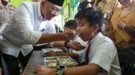 Rahmat Mirzani Djausal saat Meninjau Pelaksanaan Program MBG di berbagai sekolah Kota Metro, Senin (13/1), Foto: Istimewa.
