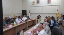 Staf Ahli Bidang Ekonomi, Keuangan dan Pembangunan (Ekubang) Zainal Abidin, pada Rapat Koordinasi Pengendalian Inflasi Daerah secara virtual di Ruang Command Center Lt. II Dinas Kominfotik Provinsi Lampung, Senin (13/01), Foto: Diskominfotik Provinsi Lampung.