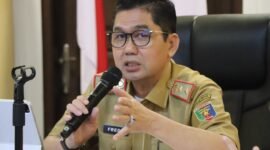 Pj. Sekdaprov Lampung, Fredy saat memimpin Rapat Koordinasi Dukungan Pelaksanaan MBG Provinsi Lampung, di Ruang Sakai Sambayan, Senin (13/1), Foto: Diskominfotik Provinsi Lampung.