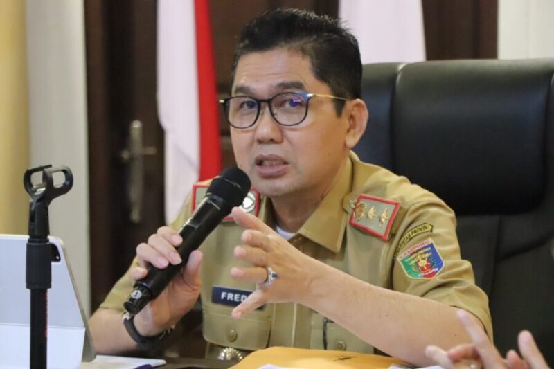 Pj. Sekdaprov Lampung, Fredy saat memimpin Rapat Koordinasi Dukungan Pelaksanaan MBG Provinsi Lampung, di Ruang Sakai Sambayan, Senin (13/1), Foto: Diskominfotik Provinsi Lampung.