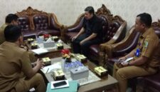 Wakil ketua I DPRD Kabupaten Pesawaran M.Nasir saat menggelar pertemuan dengan BKPSDM. (Soheh/Nk)