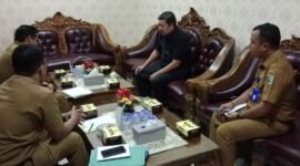 Wakil ketua I DPRD Kabupaten Pesawaran M.Nasir saat menggelar pertemuan dengan BKPSDM. (Soheh/Nk)