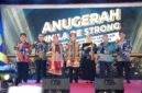 Pj. Gubernur Lampung, Samsudin (tengah) dalam acara Anugerah Be Strong Festival Kebudayaan dan Cinta Tanah Air Universitas Lampung 2025 di Gedung Serba Guna (GSG) UNILA, Kamis (16/1), Foto: Diskominfotik Provinsi Lampung.