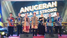 Pj. Gubernur Lampung, Samsudin (tengah) dalam acara Anugerah Be Strong Festival Kebudayaan dan Cinta Tanah Air Universitas Lampung 2025 di Gedung Serba Guna (GSG) UNILA, Kamis (16/1), Foto: Diskominfotik Provinsi Lampung.