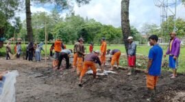 Petugas DLH Lambar memindahkan lokasi TPS. (Iwan/Nk)