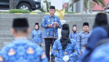 Staf Ahli Gubernur Bidang Pemerintahan, Hukum dan Politik, Ganjar Jationo saat menjadi pembina upacara bulanan di lingkungan Pemerintah Provinsi Lampung, lapangan KORPRI, Jum'at (17/1), Foto: Diskominfotik Provinsi Lampung.