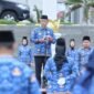 Staf Ahli Gubernur Bidang Pemerintahan, Hukum dan Politik, Ganjar Jationo saat menjadi pembina upacara bulanan di lingkungan Pemerintah Provinsi Lampung, lapangan KORPRI, Jum'at (17/1), Foto: Diskominfotik Provinsi Lampung.