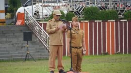 Asisten Administrasi Umum Senen Mustakim, menjadi pembina apel gabungan mingguan mewakili Pj Gubernur Lampung, Samsudin di lingkungan Sekretariat Daerah Provinsi Lampung, di lapangan Korpri, Senin (20/01), Foto: Diskominfotik Provinsi Lampung.