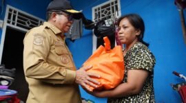 Pj Gubernur Lampung, Samsudin saat mengunjungi kediaman korban banjir di Lampung, Foto: Diskominfotik Provinsi Lampung.
