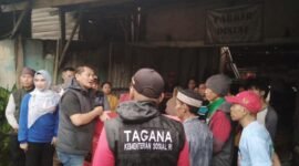 Kadis Sosial Aswarodi saat menyalurkan bantuan kepada warga terdampak banjir, Senin (20/1), Foto: Diskominfotik Provinsi Lampung.