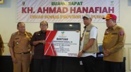 Pj Gubernur Lampung, Samsudin bersama Wamensos Agus Jabo Priyono di ruang rapat Dinas Sosial Provinsi Lampung, Foto: Diskominfotik Provinsi Lampung.