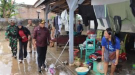 Pj Gubernur Lampung, Samsudin, saat meninjau wilayah terdampak banjir di Kabupaten Pringsewu, Selasa (21/1), Foto: Diskominfotik Provinsi Lampung.