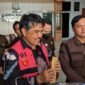 Sekretaris Kabupaten Pringsewu, Heri Iswahyudi, tersenyum lebar pasca ditetapkan tersangka korupsi dana hibah LPTQ 2022. (Ist/Netizenku)