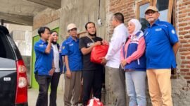 Wakil Sekretaris DPW PAN Lampung Ananto Pratomo menyerahkan bantuan 180 nasi bungkus kepada warga Kampung Palembang, Gudang Agen, Kelurahan Pesawahan, Telukbetung Selatan. Bantuan diterima Ketua RT 043 Yuriansyah, Rabu (22/01).
