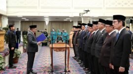  Pj. Gubernur Lampung Samsudin melantik dan mengambil sumpah / janji jabatan 12 Pejabat Pimpinan Tinggi Pratama hasil uji kompetensi terhadap Pejabat Pimpinan Tinggi Pratama di lingkungan Pemerintah Provinsi Lampung, yang berlangsung di Balai Keratun Lt.III, Komplek Kantor Gubernur Lampung, Bandar Lampung, Jum'at (7/2/2025).