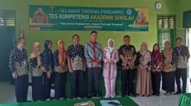 Tim monitoring dari Kantor Cabang Dinas (Kacabdin) Wilayah IV Dinas Pendidikan dan Kebudayaan Lampung 
berfoto bersama dengan pihak sekolah pada Jumat (21/3/2025). F: ist