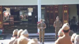 Bupati Lampung Barat, Parosil Mabsus dalam apel yang berlangsung di lingkungan Pemerintah Kabupaten Lampung Barat, Selasa (8/4), Foto: Iwan/NK.