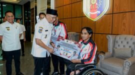 Rahmat Mirzani Djausal bersama atlet disabilitas peraih medali pada Pekan Paralimpiade Nasional (Peparnas) XVII, Foto: Diskominfotik Provinsi Lampung.