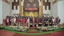 DPRD bersama Pemkab Pringsewu pada Rapat Paripurna Istimewa dalam rangka Hari Ulang Tahun (HUT) ke-16 Kabupaten Pringsewu di Gedung DPRD setempat, Rabu (9/4/2025), Foto: Reza/NK.