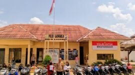 Warga Pringsewu saat mengambil kendaraan yang dititipkan di Polsek Gadingrejo, Rabu (9/4/2025), Foto: Reza/NK.