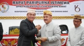 Bupati Tubaba, Novriwan Jaya (Kiri) dan Ketua DPRD Kabupaten Tubaba, Busroni, SH (Kanan) pada rapat paripurna istimewa dalam rangka memperingati Hari Jadi ke-16 Kabupaten Tulangbawang Barat, di Gedung DPRD setempat, Rabu (9/4/2025), Foto: Leni/Arie/NK.