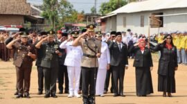 Kapolres Pringsewu saat memimpin apel Ziarah Makam Pahlawan di Taman Makam Pahlawan (TMP) Purna Yudha Bakti, Pekon Keputran, Kecamatan Sukoharjo, Kamis (10/4/2025), Foto: Reza/NK.