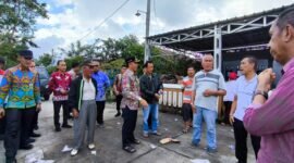 Bupati Lampung Barat, Parosil Mabsus meninjau langsung musibah kebakaran di Pekon Gunung Sugih Balikbukit, Kamis (10/4/2025), Foto: Iwan/NK. 