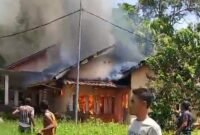 Rumah milik warga dilalap si jago merah di Dusun I, Pekon Karang Brak, Kecamatan Pematangsawa, Kabupaten Tanggamus, Rabu (9/4/2025), Foto: Rapik/NK.