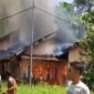 Rumah milik warga dilalap si jago merah di Dusun I, Pekon Karang Brak, Kecamatan Pematangsawa, Kabupaten Tanggamus, Rabu (9/4/2025), Foto: Rapik/NK.