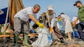 Wakil Gubernur Lampung, Jihan Nurlela saat sedang melakukan aksi bersih pantai, Jumat (11/4/2024), Foto: Diskominfotik Provinsi Lampung.