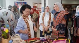 Ketua Umum IAD, Sruningwati Burhanuddin saat melihat hasil karya dari pengrajin dan UMKM, di Dekranasda Provinsi Lampung, Jumat (11/4/2025), Foto: Diskominfotik Provinsi Lampung.