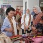 Ketua Umum IAD, Sruningwati Burhanuddin saat melihat hasil karya dari pengrajin dan UMKM, di Dekranasda Provinsi Lampung, Jumat (11/4/2025), Foto: Diskominfotik Provinsi Lampung.